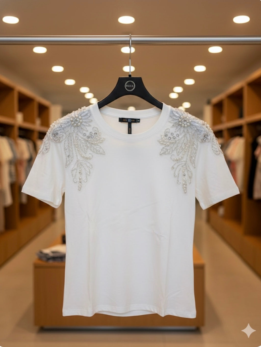 Top blanco bordado con detalles de perlas