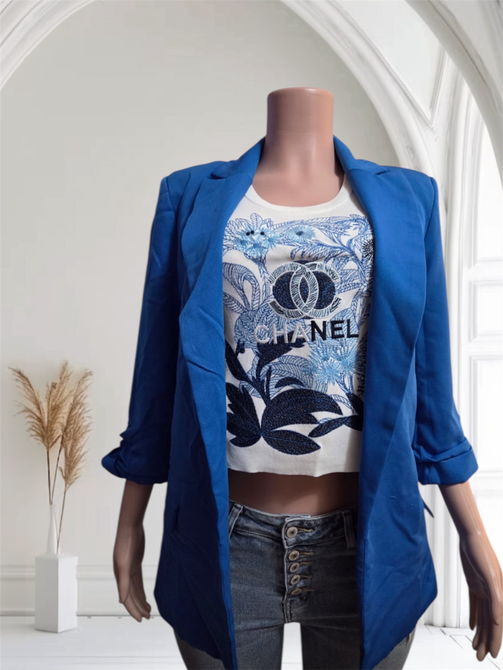 Top bordado blanco y azul